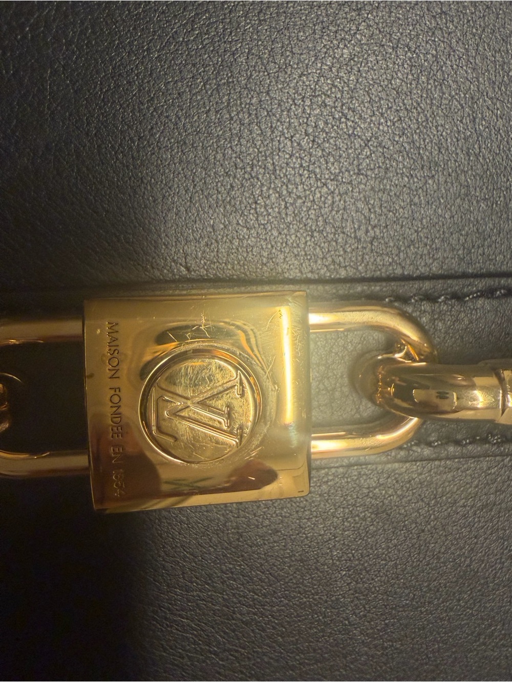 Louis Vuitton Rendez Vous calfskin Leather bag w/adjustable strap and gold chain - Picture 6 of 13